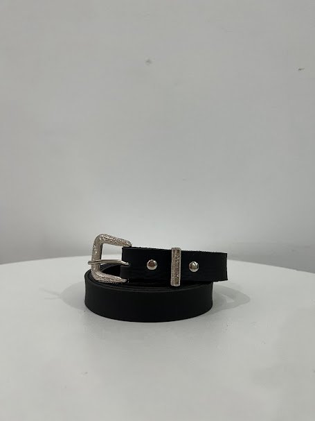 Cinto preto com fivela prata